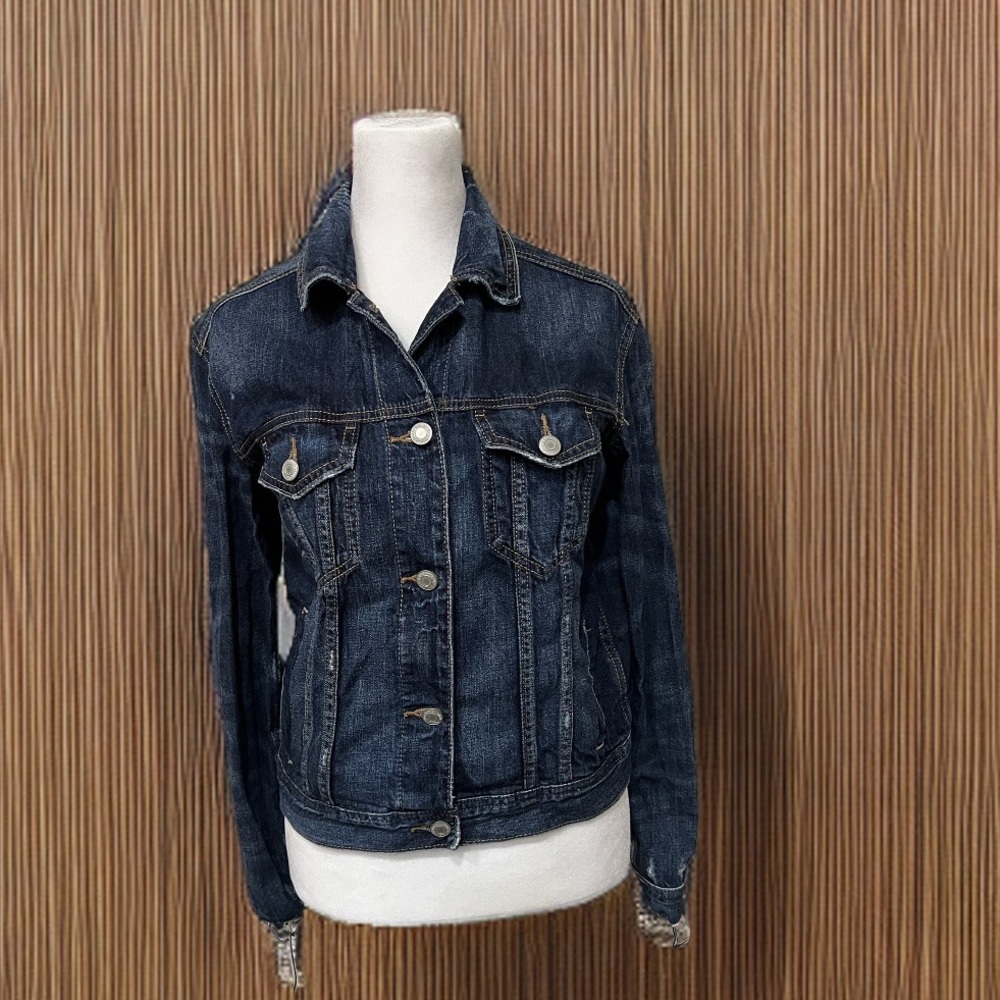 Woman American Eagle distressed jean jacket size small